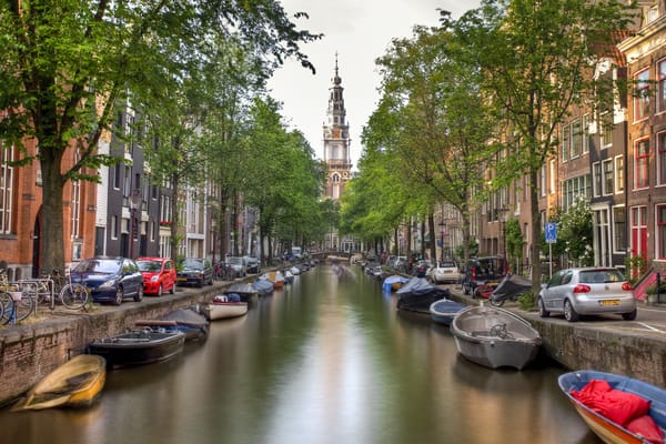 Обои Amsterdam, деревья, канал, Амстердам, город, Нидерланды, велосипеды, дома, машины, река, Nederland, лодки, вода, мост, здания