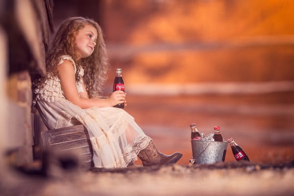 Обои девочка, рыжеволосая, кудри, ведёрко, настроение, платье, Coca-Cola, бутылки, рыжая, ребенок, Кока-кола