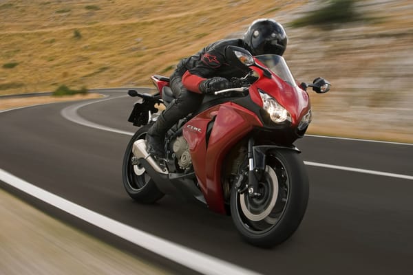 Обои Honda CBR1000RR на дороге