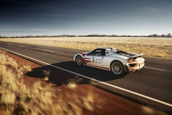 Обои Porsche 918 Spyder на пустынной дороге