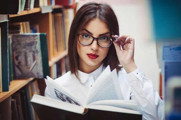 Обои Влада Куцова в очках с книгой