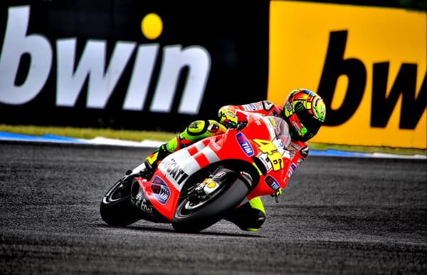 Обои мотоцикл, трасса, valentino rossi, motogp, гонка, валентино росси, скорость, ducati