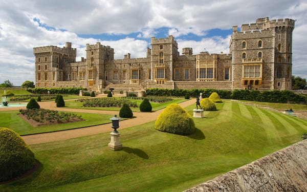 Обои Виндзорский замок, Виндзор, трава, Great Britain, дворец, The United Kingdom, замок, Windsor, графство Беркшир, крепость, небо, Англия, облака, статуя, Berkshire, Великобритания, England, сад, castle
