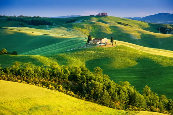 Обои tuscany, house, trees, countryside, nature, sunlight, italy, green field, landscape, summer, sky