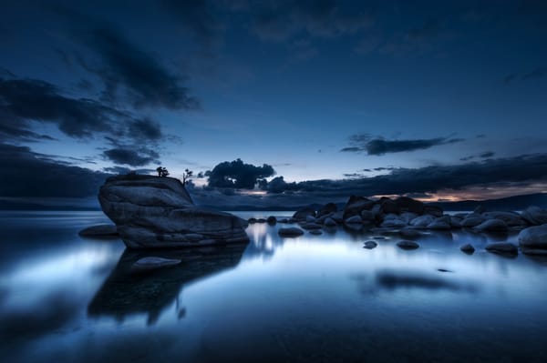 Обои lake tahoe, озеро, камни, рассвет, callifornia, nevada, отражение