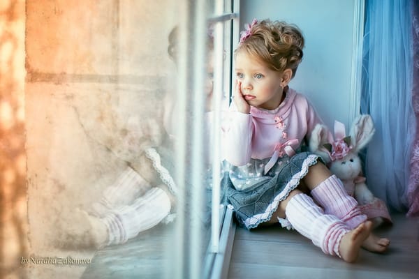 Обои Natalia Zakonova, игрушка, photographer, девочка, зайка