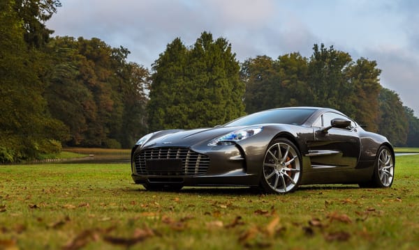 Обои Aston Martin, парк, суперкар