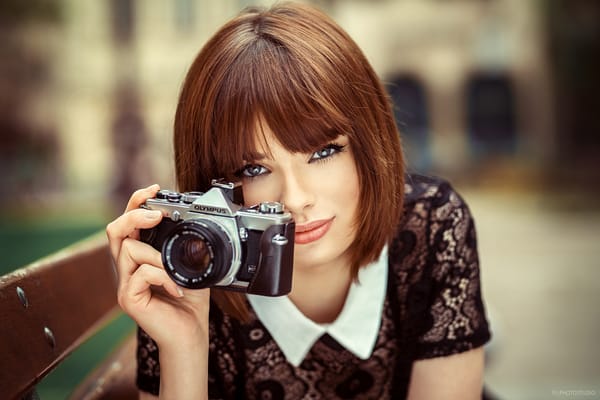 Обои девушка, скамейка, модель, взгляд, Lods Franck, портрет, фотоаппарат, фотограф