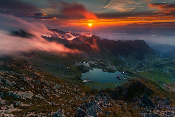 Обои горы, облака, Romania, Muntii Fagarasului, озеро, солнце, Karol Nienartowicz