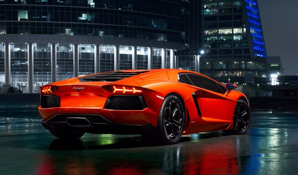 Обои Lamborghini Aventador в ночном городе