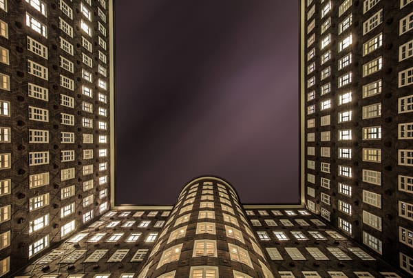 Обои ночь, огни, город, office building, города, гамбург, германия, kontorhausviertel, архитектура, ноч, sprinkenhof, административное здание, освещение