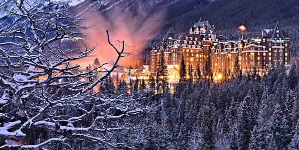 Обои деревья, banff springs hotel, канада, лес, ветки, здание, отель, отель банф спрингс, банф, альберта, провинция альберта, национальный парк банф
