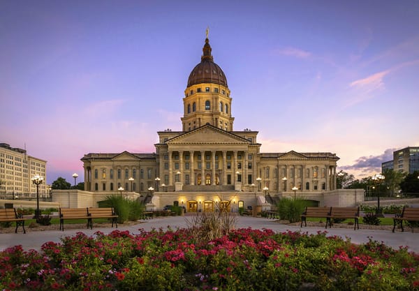 Обои фонари, петуния, state capitol, скамейка, капитолий, сша, дворец, вечер, канзас