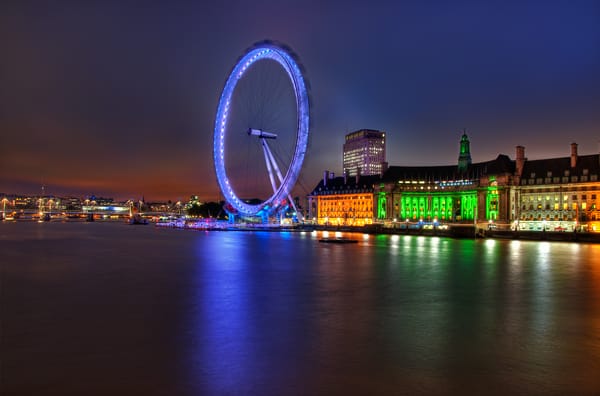 Обои огни, архитектура, англия, река, great britain, london eye, великобритания, темза, подсветка, колесо обозрения, столица, здания, лондон, вечер