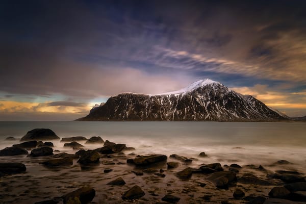 Обои небо, залив, скалы, горы, skagsanden beach, лофотенские острова, вечер, горизонт, зима, побережье, море, камни, норвегия