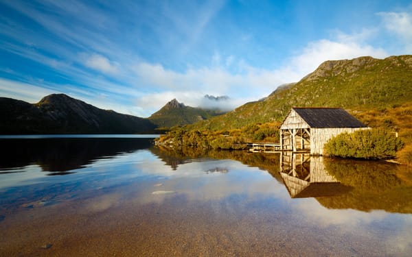 Обои озеро, boatshed, эллинг, dove lake, горы, cradle mountain, спокойствие, tasmania, австралия, отражение