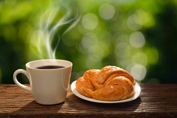 Обои утро, доброе утро, горячая, завтрак, чашка, круассан, coffee cup, кофе