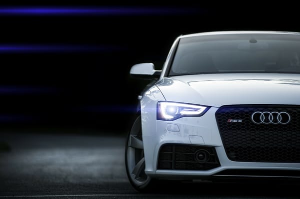 Обои Неоновые фары белого Audi RS5