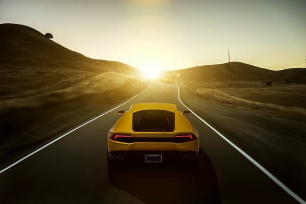 Обои Авто Lamborghini Huracan LP 610-4 на шоссе,вид сзади