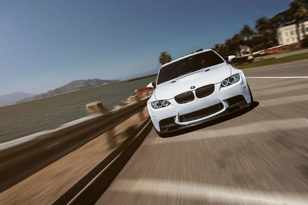 Обои Белый BMW E92 едет по набережной