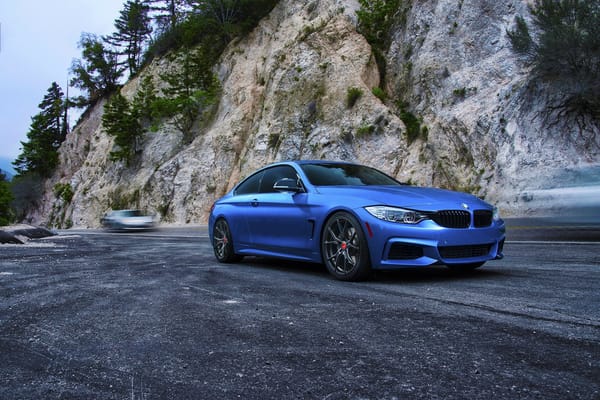 Обои Голубой BMW M4 на фоне скалы