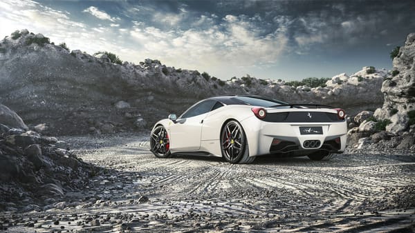 Обои Белый Ferrari 458 Italia в карьере