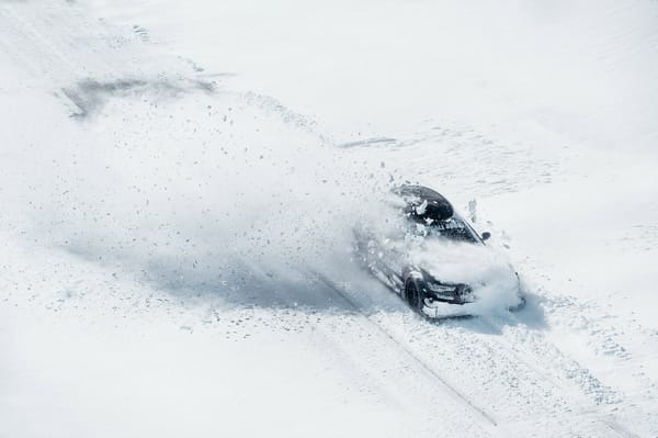 Обои Audi RS6 Avant в снегу