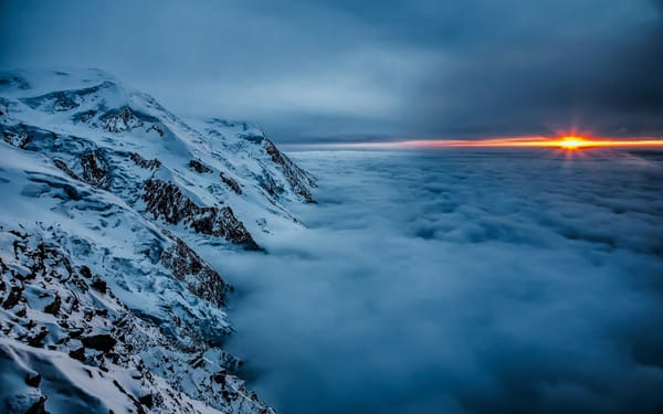 Обои Вершины гор над облаками на закате