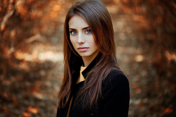 Обои Брюнетка на размытом фоне,фото Анна Неврева
