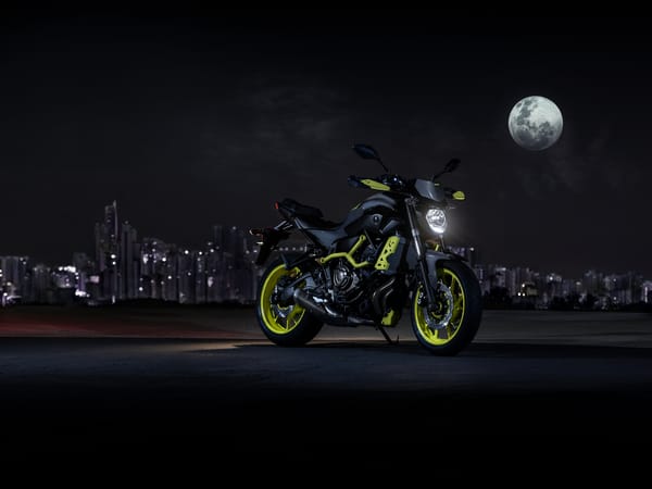 Обои Мотоцикл Yamaha MT-07 при свете луны