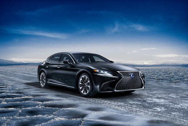 Обои Автомобиль Lexus LS 500h на скользкой трассе