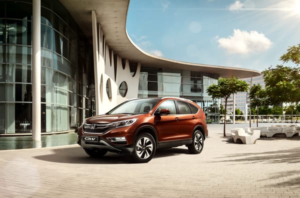 Обои Внедорожник Honda CR-V на фоне здания