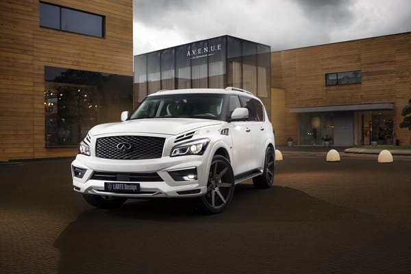 Обои Белый стильный автомобиль Infiniti QX80