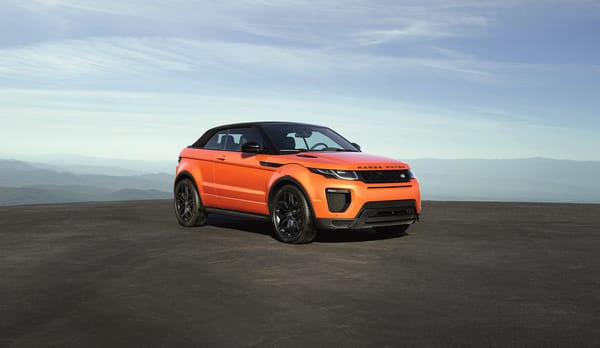 Обои Оранжевый автомобиль Range Rover Evoque на фоне горизонта