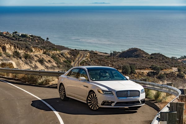 Обои Белый автомобиль Lincoln Continental,2017 на горной дороге