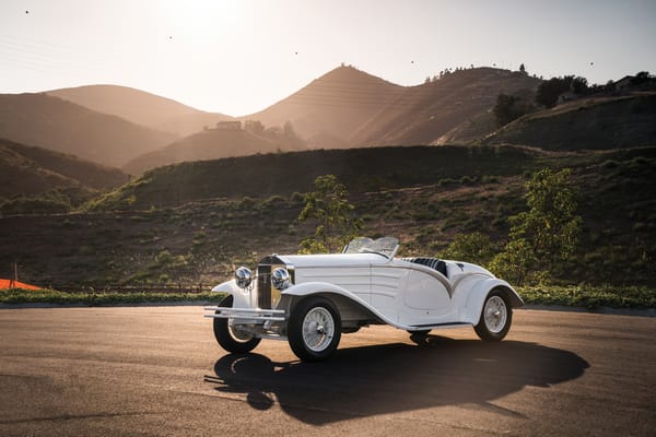 Обои Стильный белый ретро автомобиль Isotta Fraschini Tipo 8A Spyder Flying Star Touring,1931 года