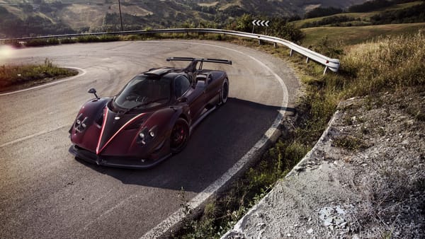 Обои Быстрый бордовый автомобиль Pagani Zonda на крутом повороте