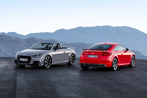 Обои Два автомобиля серебристый Audi TT и красный Audi Roadster