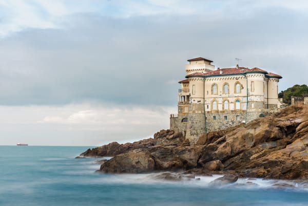 Обои Старинное здание Boccale Castle на побережье,Италия