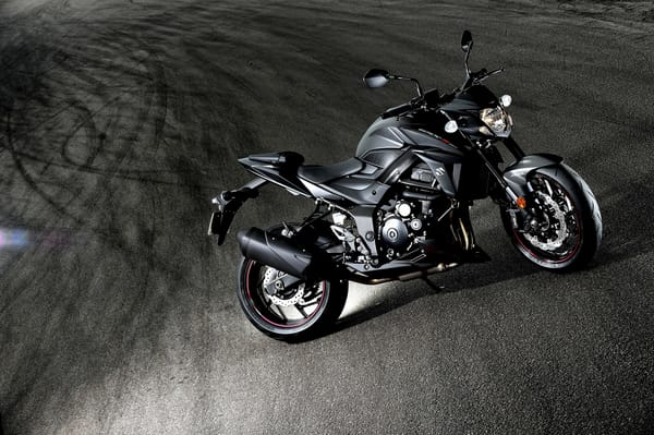 Обои Красивый мотоцикл Suzuki GSX-S750,2018 на асфальте