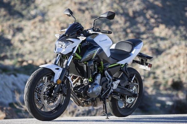 Обои Серый мотоцикл Kawasaki Z650