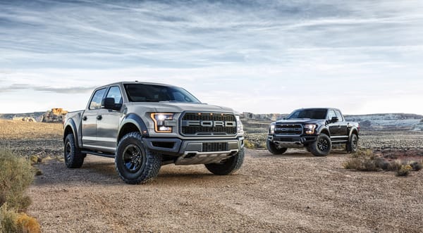 Обои Два стильных пикапа Ford F-150 Raptor,2017 под красивым небом