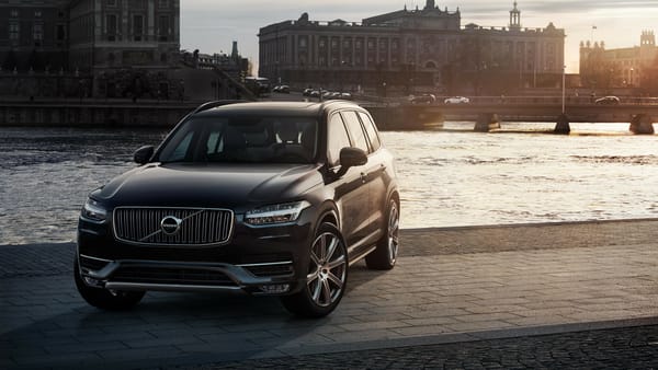 Обои Черный кроссовер Volvo XC90 у реки