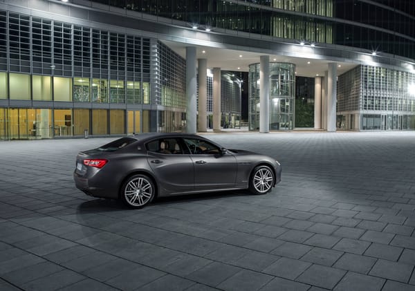 Обои Серебристый автомобиль Maserati Ghibli S Gran Lusso,2017