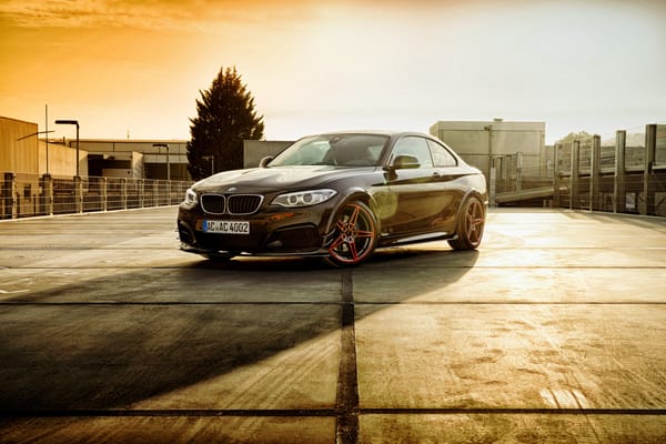 Обои Стильный черный немецкий автомобиль BMW F22