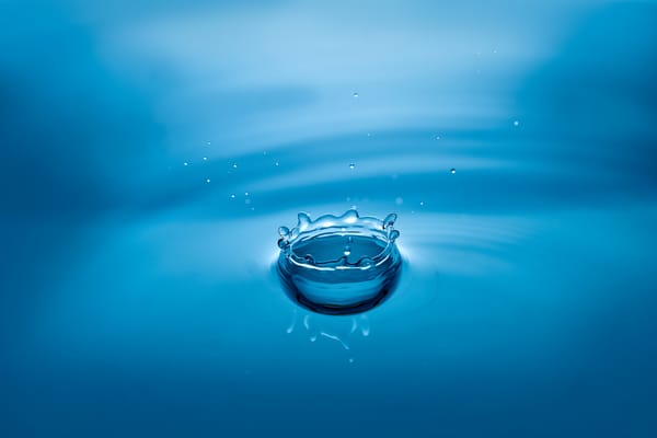 Обои Брызги воды на голубом фоне 3д графика