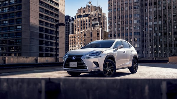 Обои Белый автомобиль Lexus NX 300h,2018 на фоне домов