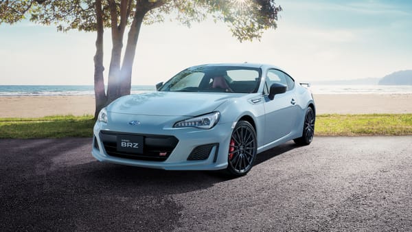 Обои Новый белый автомобиль Subaru BRZ,2018 на фоне океана