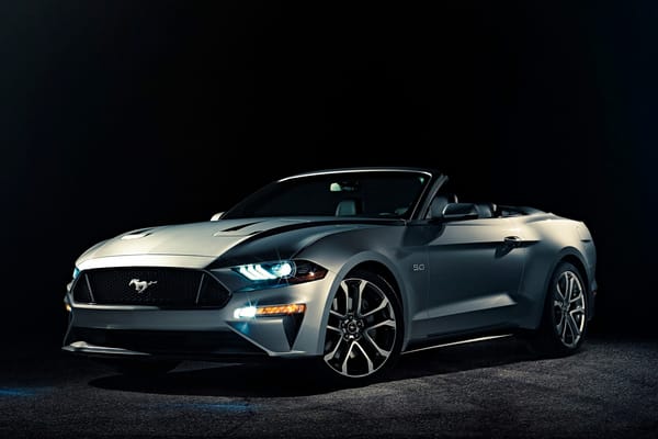 Обои Серебристый автомобиль Ford Mustang Convertible,2018