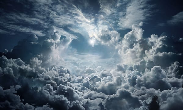 Обои Солнце в небе с красивыми белыми облаками